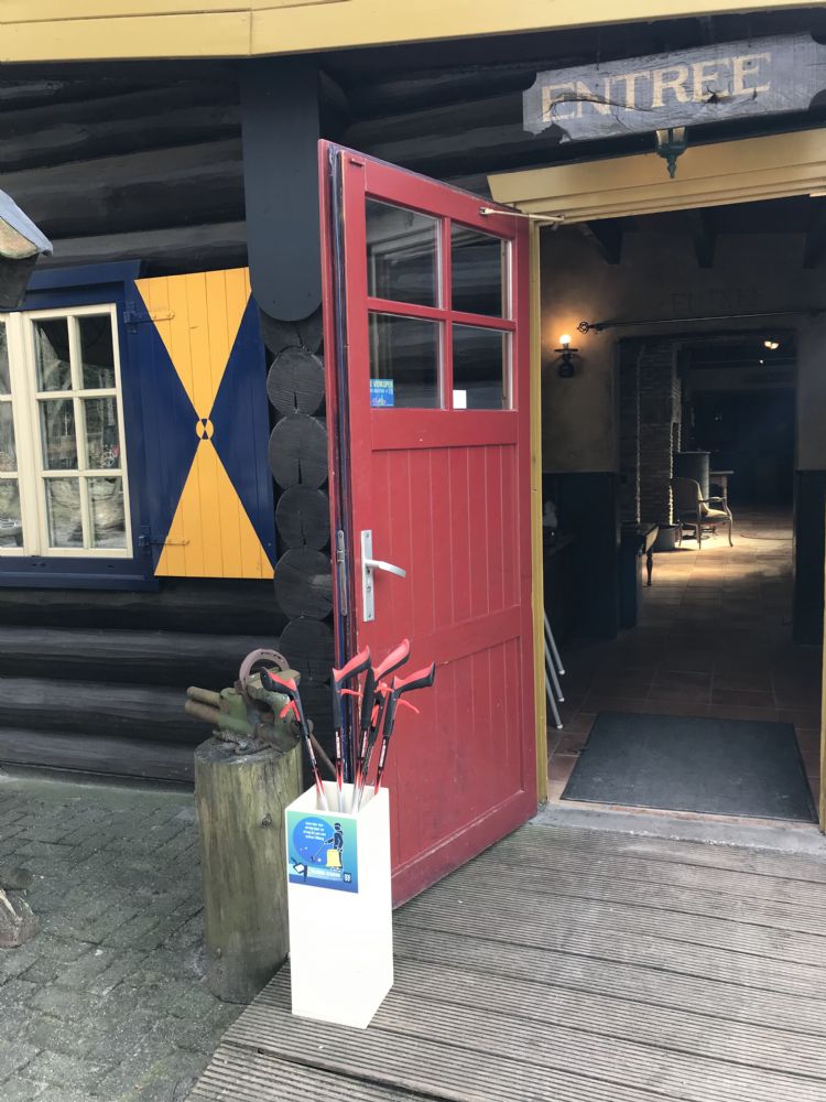 Door afvalgrijpers vol in het zicht te zetten, pakken mensen er sneller eentje mee Door afvalgrijpers vol in het zicht te zetten, pakken mensen er sneller eentje mee