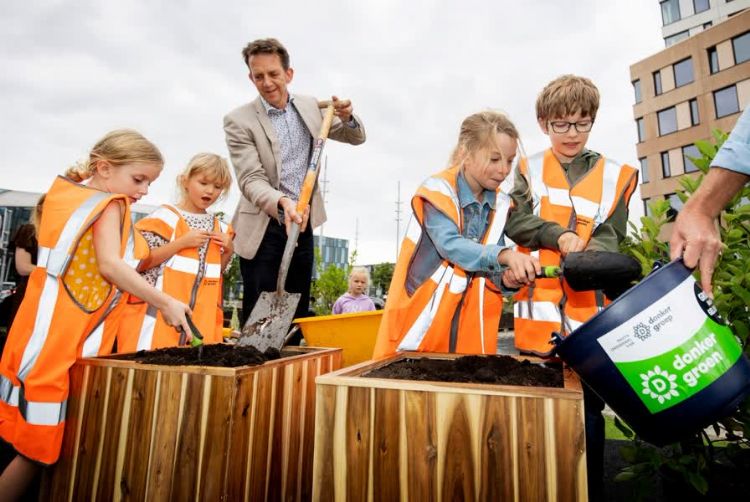 Wethouder Frank van Vliet (Nieuw Delft) die met kinderen bomen plant Wethouder Frank van Vliet (Nieuw Delft) die met kinderen bomen plant