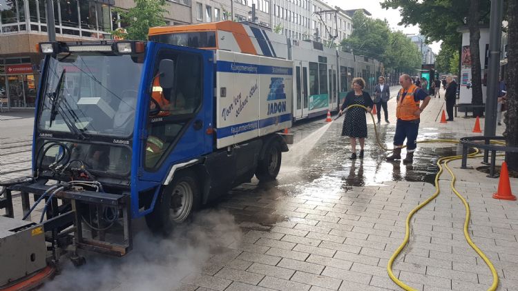 De burgemeester van Mannheim, Diana Pretzell, is erg blij met de reiniging van haar stadscentrum. De burgemeester van Mannheim, Diana Pretzell, is erg blij met de reiniging van haar stadscentrum.