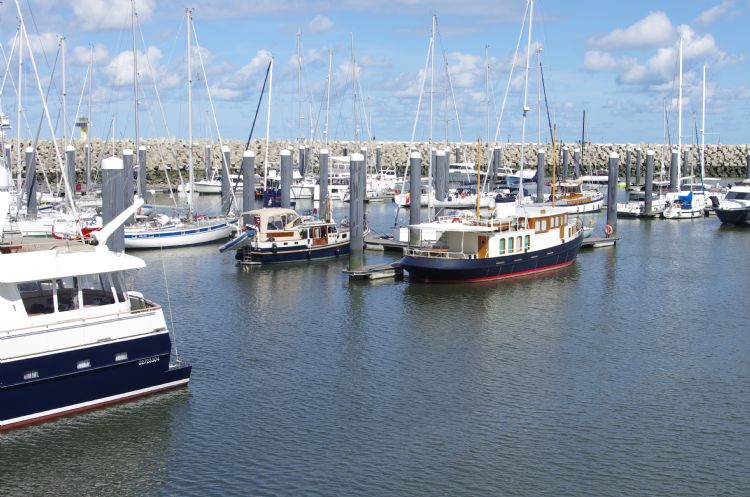 De jachthaven van Cadzand-Bad geeft het dorp een mondaine uitstraling. De jachthaven van Cadzand-Bad geeft het dorp een mondaine uitstraling.