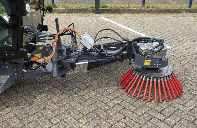 De onkruidborstel waarmee de RECO eTrac is uitgerust De onkruidborstel waarmee de RECO eTrac is uitgerust