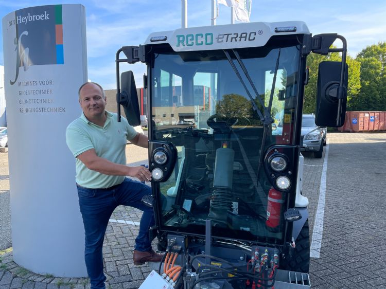 Accountmanager Arne van der Valk verwacht dat voor eind 2023 een heel scala aanbouwwerktuigen leverbaar is. Accountmanager Arne van der Valk verwacht dat voor eind 2023 een heel scala aanbouwwerktuigen leverbaar is.