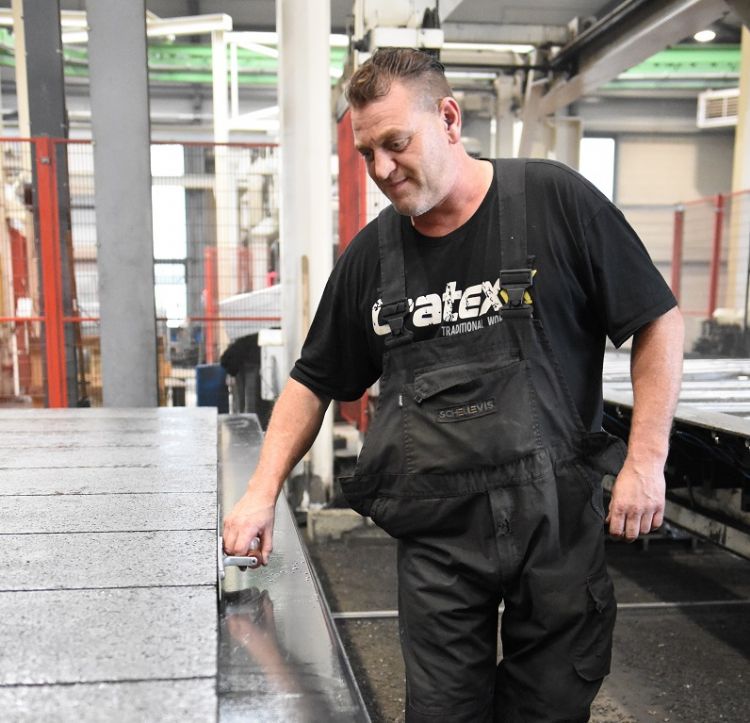 Een productiemedewerker controleert de verse producten. Een productiemedewerker controleert de verse producten.