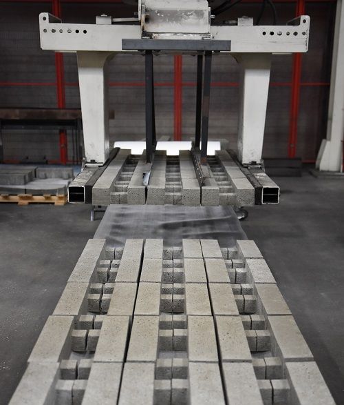 De vervaardigde producten worden op een pallet geplaatst voor de laatste controle voordat ze verpakt worden. De vervaardigde producten worden op een pallet geplaatst voor de laatste controle voordat ze verpakt worden.