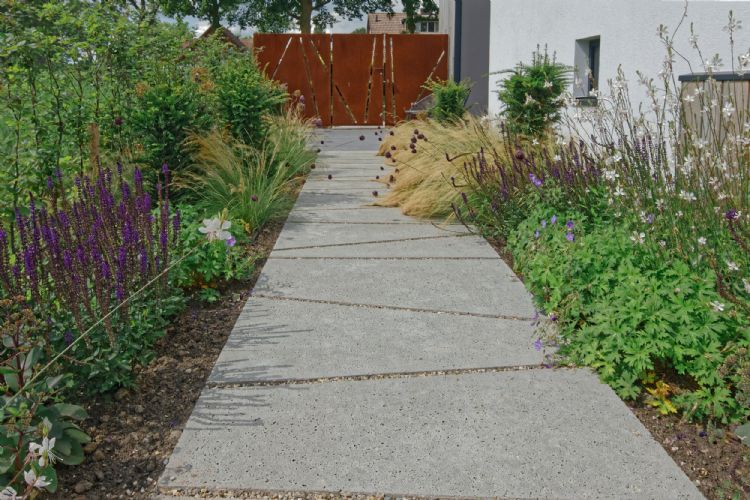 In deze Nijmeegse tuin is de trapeziumtegel gebruikt. In deze Nijmeegse tuin is de trapeziumtegel gebruikt.