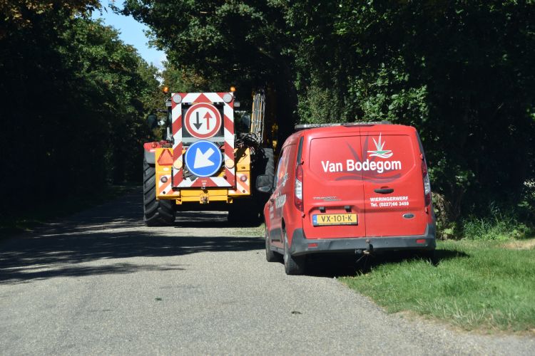 Dichtgroeiende wegen in de Wieringermeer, hinderlijk voor het verkeer! Dichtgroeiende wegen in de Wieringermeer, hinderlijk voor het verkeer!