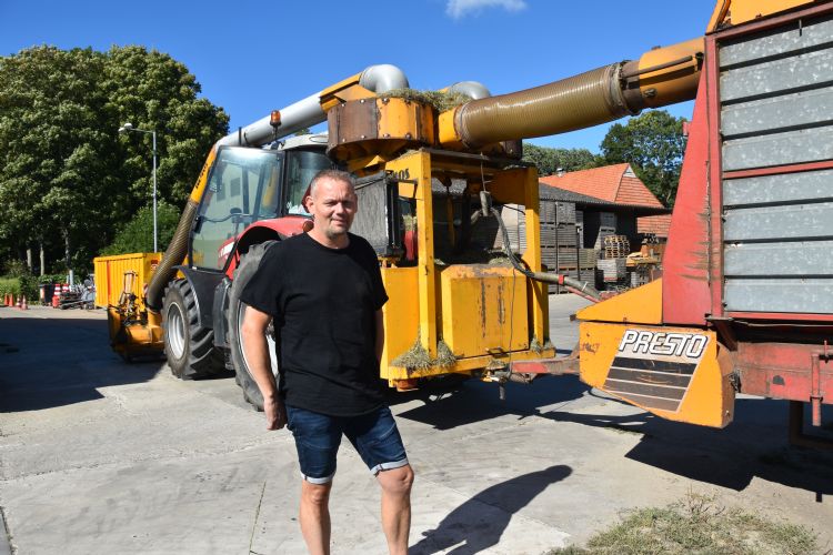 John van Bodegom bij de door Hemos ontwikkelde maai-zuigcombinatie met twee cyclonen John van Bodegom bij de door Hemos ontwikkelde maai-zuigcombinatie met twee cyclonen