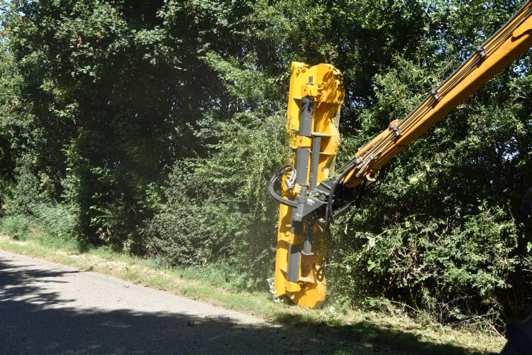 Chauffeur Arwin Herder laat zijn enorme 'struweelmaaier' op een stevige slof door de berm glijden. Chauffeur Arwin Herder laat zijn enorme 'struweelmaaier' op een stevige slof door de berm glijden.