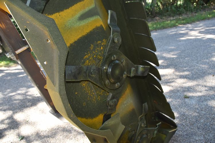 Vijf rotoren met elk vier flexibel gemonteerde messen, en ook vaste messen Vijf rotoren met elk vier flexibel gemonteerde messen, en ook vaste messen