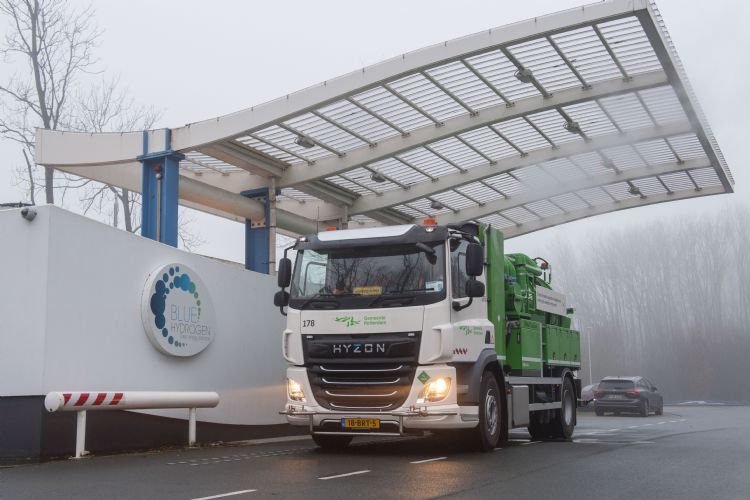 De waterstofkolkenzuiger tankt waterstof (H2). Foto: Gemeente Rotterdam/Jan van der Ploeg De waterstofkolkenzuiger tankt waterstof (H2). Foto: Gemeente Rotterdam/Jan van der Ploeg