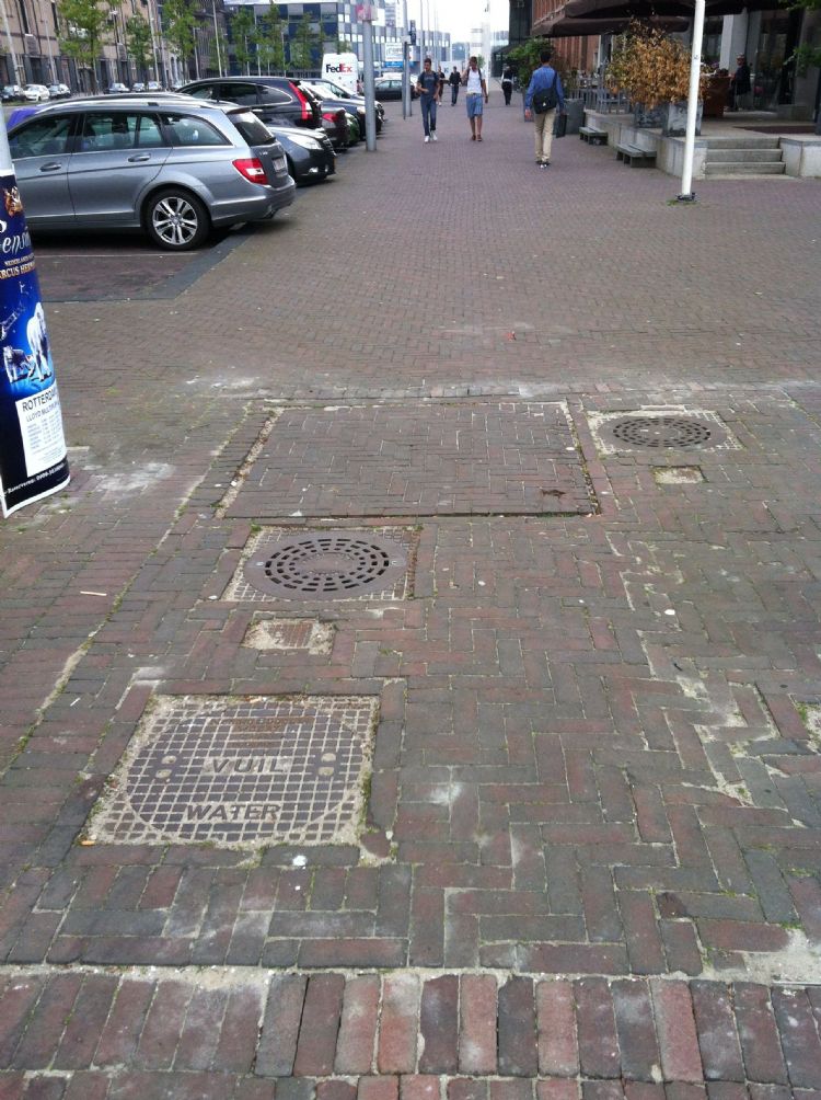 Een grote vierkante plaat in de Lloydstraat in Rotterdam verschaft toegang tot de <i>utility ducts</i>. Een grote vierkante plaat in de Lloydstraat in Rotterdam verschaft toegang tot de <i>utility ducts</i>.