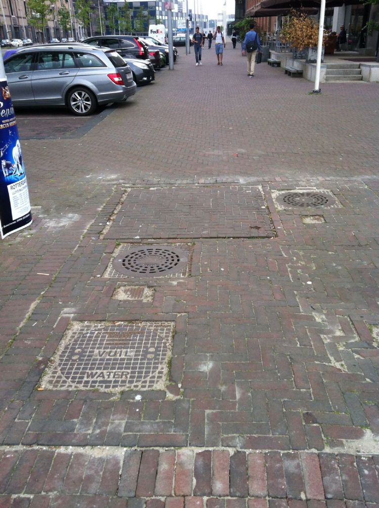 Een grote vierkante plaat in de Lloydstraat in Rotterdam verschaft toegang tot de <i>utility ducts</i>.