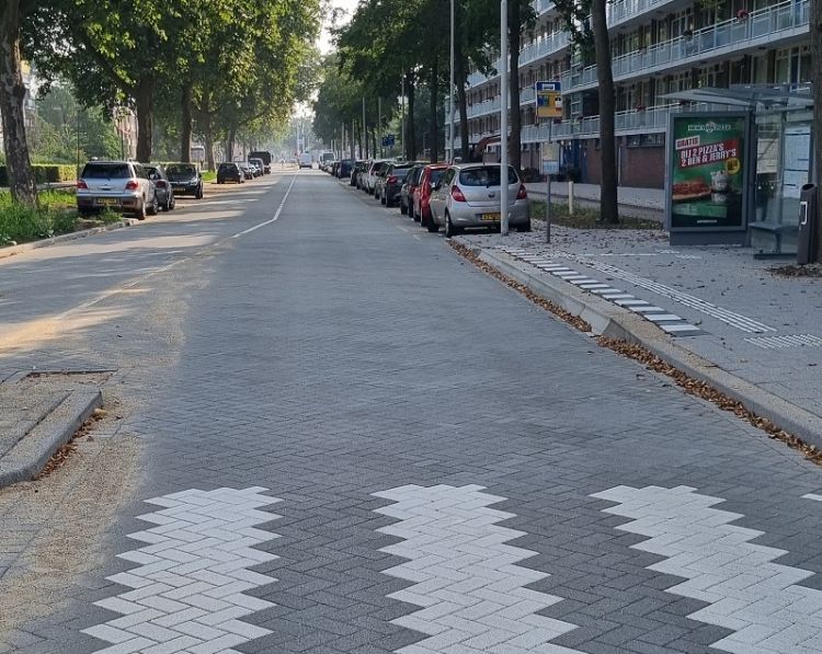 Stille straatklinkers in de Henri Eversstraat in Rotterdam Stille straatklinkers in de Henri Eversstraat in Rotterdam