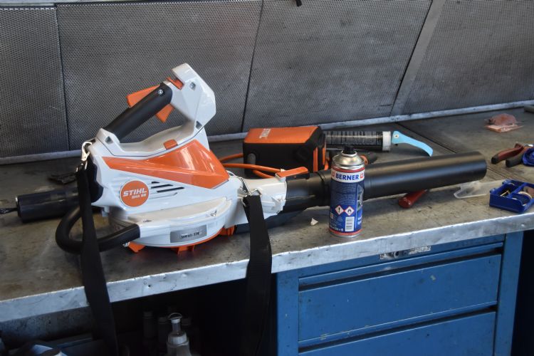 Een van de 300 Stihl-accubladblazers in onderhoud. Er is een nieuwe versie op komst. Een van de 300 Stihl-accubladblazers in onderhoud. Er is een nieuwe versie op komst.