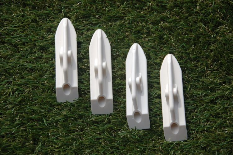 Met vier grondankertjes (keepers) worden de jonge boom stevig in de grond gepind. Met vier grondankertjes (keepers) worden de jonge boom stevig in de grond gepind.