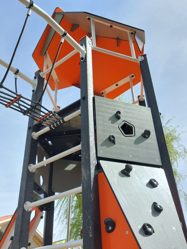 Basic Play Rocks is de nieuwste lijn van gerecycled kunststof en is gemaakt voor de wat oudere kinderen met veel hoogte, klimmen en klauteren en een stoere look. Basic Play Rocks is de nieuwste lijn van gerecycled kunststof en is gemaakt voor de wat oudere kinderen met veel hoogte, klimmen en klauteren en een stoere look.