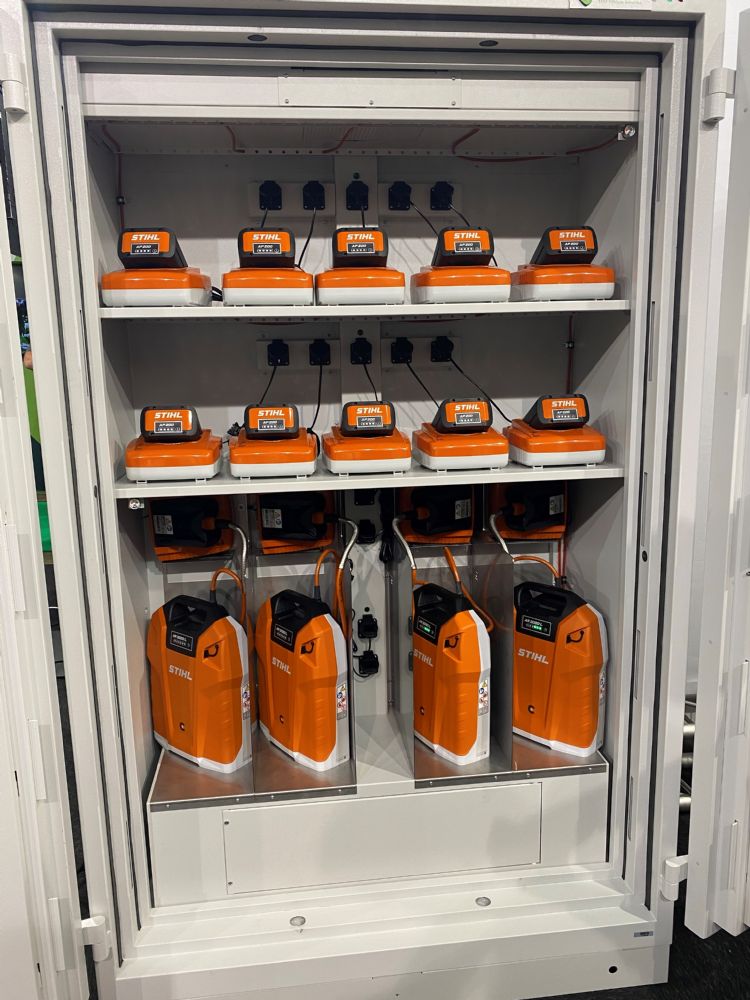 Een brandkluis van Seefion met accuproducten van Stihl Een brandkluis van Seefion met accuproducten van Stihl