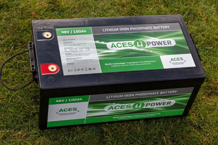 Er is de keuze tussen een 48V/100Ah- een 48V/160Ah-accupakket. Er is de keuze tussen een 48V/100Ah- een 48V/160Ah-accupakket.