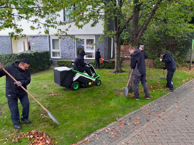 Cliënten van ASVZ Groenonderhoud in de weer met de machine Cliënten van ASVZ Groenonderhoud in de weer met de machine
