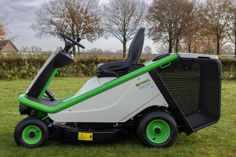 Een 240-liter-opvangzak. De machine kan ook eenvoudig achterlossend worden gemaakt. Een 240-liter-opvangzak. De machine kan ook eenvoudig achterlossend worden gemaakt.