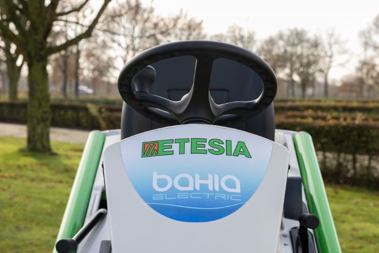 Trefwoorden: oerdegelijke, volledig elektrische zitmaaier met grasopvang Trefwoorden: oerdegelijke, volledig elektrische zitmaaier met grasopvang