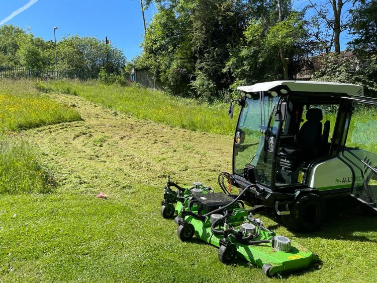 De chauffeur heeft ruim uitzicht en een goed zicht op het aanbouwwerktuig. De chauffeur heeft ruim uitzicht en een goed zicht op het aanbouwwerktuig.
