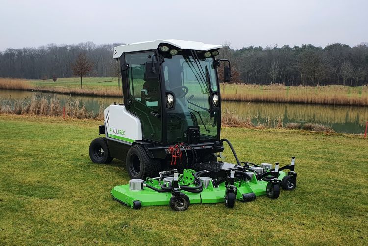 Maaidekken met een breedte van 130, 165 en 195 cm waren er al. Het 270 cm brede elektrische maaidek is een aanvulling hierop. Maaidekken met een breedte van 130, 165 en 195 cm waren er al. Het 270 cm brede elektrische maaidek is een aanvulling hierop.