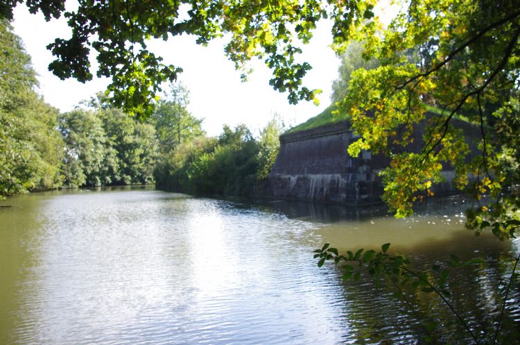 In het buitengebied, aan het eind van de parkroute, de eerste lunetten van de Hollandse Waterlinie In het buitengebied, aan het eind van de parkroute, de eerste lunetten van de Hollandse Waterlinie