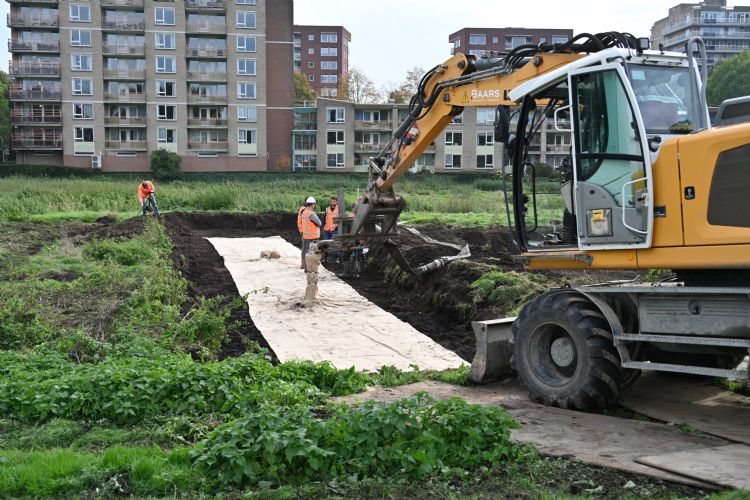 De tube wordt voordat deze wordt volgepompt eerst nat gemaakt zodat het jute maximaal flexibel is. De tube wordt voordat deze wordt volgepompt eerst nat gemaakt zodat het jute maximaal flexibel is.