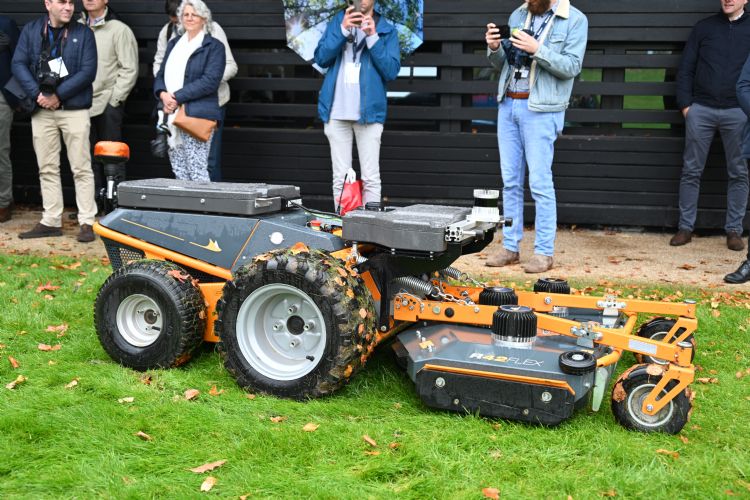 Combinatie van Raymo-taludmaaier met robottechnologie van Husqvarna Combinatie van Raymo-taludmaaier met robottechnologie van Husqvarna
