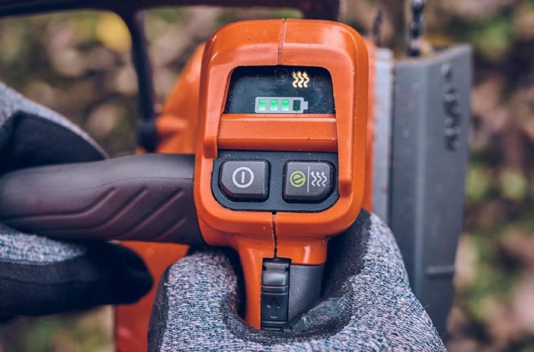 De accuzagen 540i XP en T540i XP kunnen optioneel voorzien worden van handgreepverwarming. De accuzagen 540i XP en T540i XP kunnen optioneel voorzien worden van handgreepverwarming.