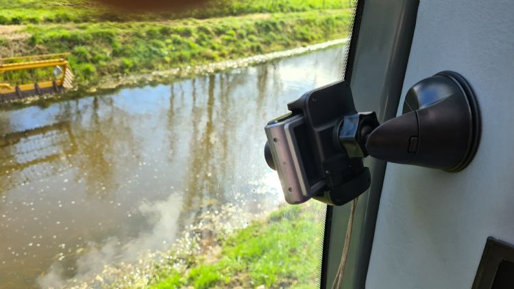 Behalve sensoren brengen ook verschillende camara's in en op de machine de omgeving in kaart. Behalve sensoren brengen ook verschillende camara's in en op de machine de omgeving in kaart.