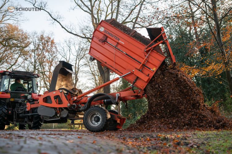 Naast het direct verzamelen van geklepelde heide kun je met de machine ook bladruimen Naast het direct verzamelen van geklepelde heide kun je met de machine ook bladruimen