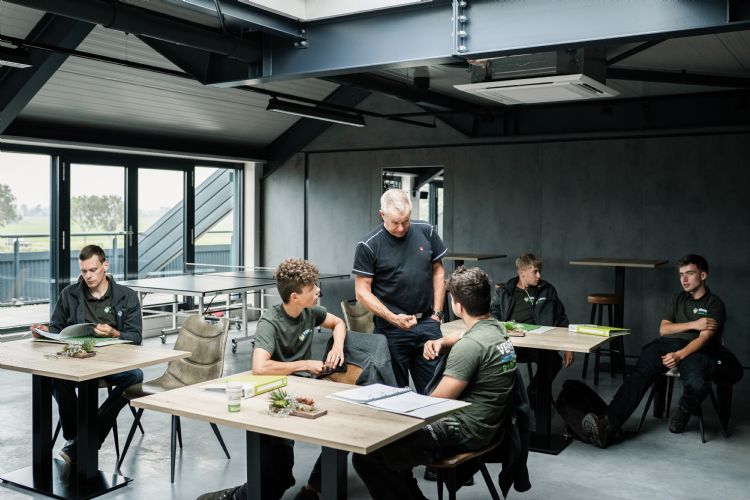 Er zitten nu zeventien leerlingen op de vakschool van Verheij, verdeeld over twee klassen. Volgend jaar start waarschijnlijk een derde klas. Foto: Gerben en Anneke Fotografie Er zitten nu zeventien leerlingen op de vakschool van Verheij, verdeeld over twee klassen. Volgend jaar start waarschijnlijk een derde klas. Foto: Gerben en Anneke Fotografie