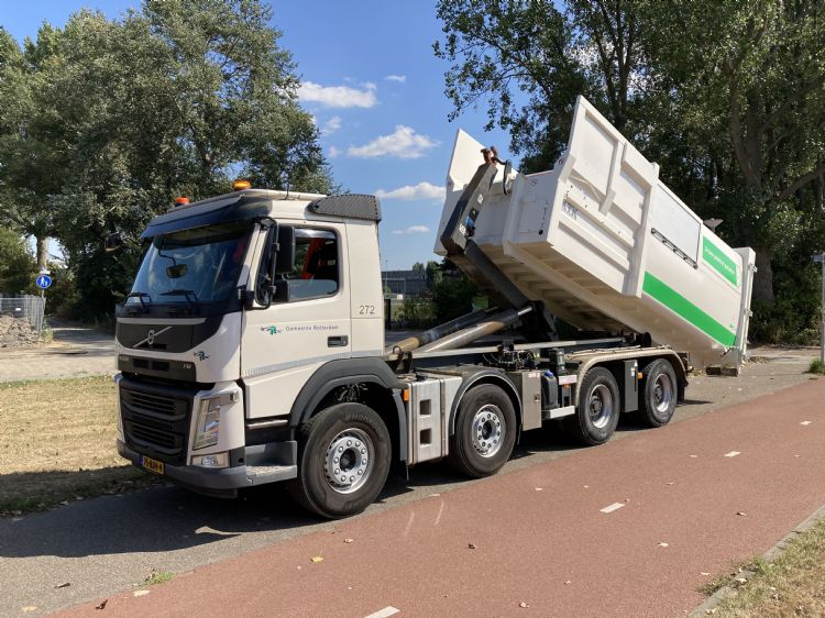 Een volle container wordt aangehaakt om ermee naar de stortlocatie te rijden. Een volle container wordt aangehaakt om ermee naar de stortlocatie te rijden.