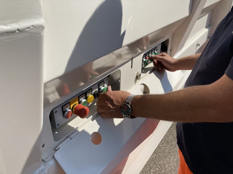 Voor de bediening zijn een persoonsgebonden tag en twee handen nodig. Voor de bediening zijn een persoonsgebonden tag en twee handen nodig.