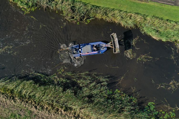 Harkboot aan het werk in vogelvlucht Harkboot aan het werk in vogelvlucht