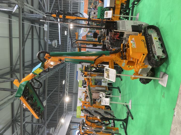 Coupeco Cometh 320-hagensnoeier in de hal Coupeco Cometh 320-hagensnoeier in de hal