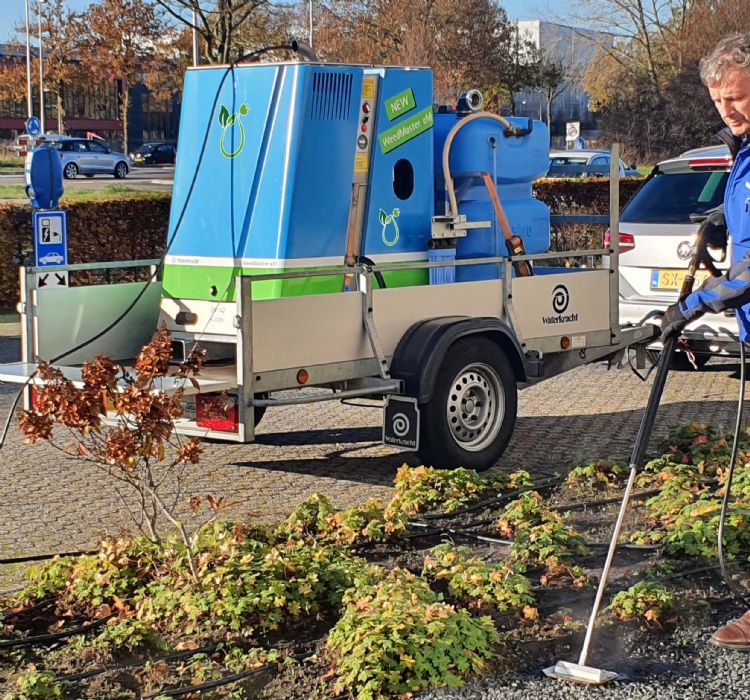 De WeedMaster-eM: een milieuvriendelijke, elektrisch aangedreven onkruidbestrijdingsmachine voor gebruik door één persoon De WeedMaster-eM: een milieuvriendelijke, elektrisch aangedreven onkruidbestrijdingsmachine voor gebruik door één persoon