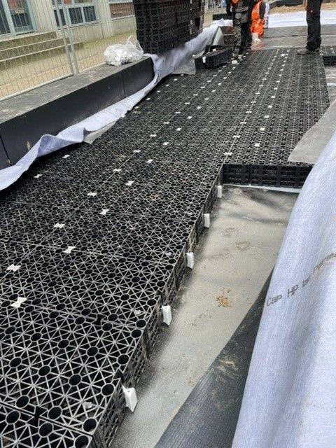 In de plantvakken zijn Permavoid-kratten aangebracht op een niet-waterdoorlatende folie In de plantvakken zijn Permavoid-kratten aangebracht op een niet-waterdoorlatende folie