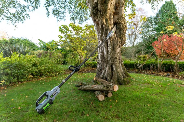 Met de 'carbon' EGO PS1000E heeft de boomverzorger goed zicht op het zaagblad. Met de 'carbon' EGO PS1000E heeft de boomverzorger goed zicht op het zaagblad.