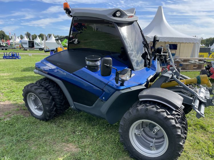 De werktuigdrager staat op dubbele Terratrac-banden. De werktuigdrager staat op dubbele Terratrac-banden.