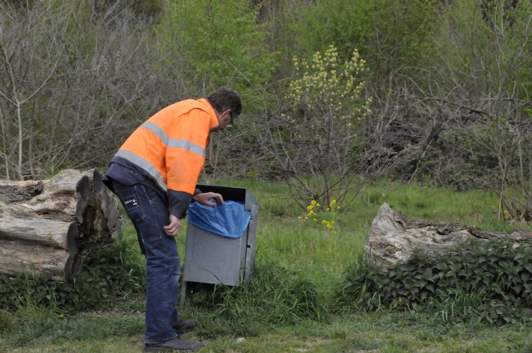 Groen Xtra verzamelt blad op een parkeerplaats, elders een welkome bodemverbeteraar Groen Xtra verzamelt blad op een parkeerplaats, elders een welkome bodemverbeteraar