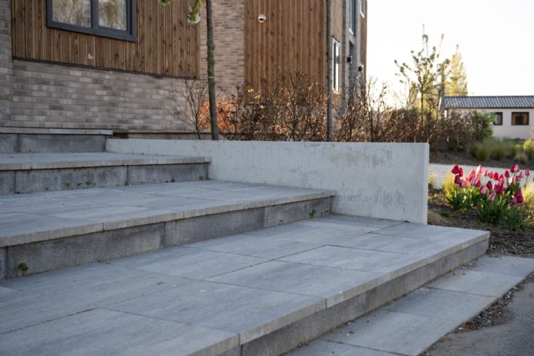 Ook de trappen zijn aangelegd door Bosch Beton Ook de trappen zijn aangelegd door Bosch Beton