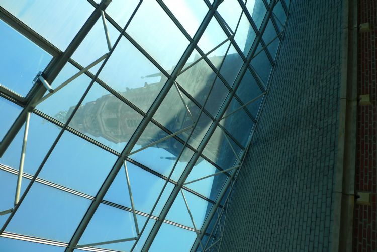 De toren van het stadhuis lijkt, door het atriumdak bezien, ver weg. De toren van het stadhuis lijkt, door het atriumdak bezien, ver weg.