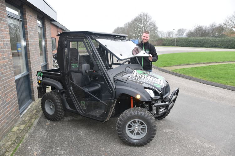 De nieuwe cabine met een voorraam dat open kan, zoals Stefan Stokebrook laat zien De nieuwe cabine met een voorraam dat open kan, zoals Stefan Stokebrook laat zien