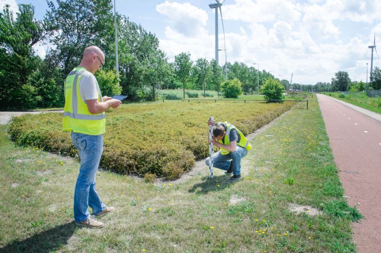 Binnen Apptimize is er een onderscheid tussen de kantoorapplicatie en de veldapplicatie. Hier zijn buitenmedewerkers aan het werk met de veldapplicatie van Apptimize Binnen Apptimize is er een onderscheid tussen de kantoorapplicatie en de veldapplicatie. Hier zijn buitenmedewerkers aan het werk met de veldapplicatie van Apptimize