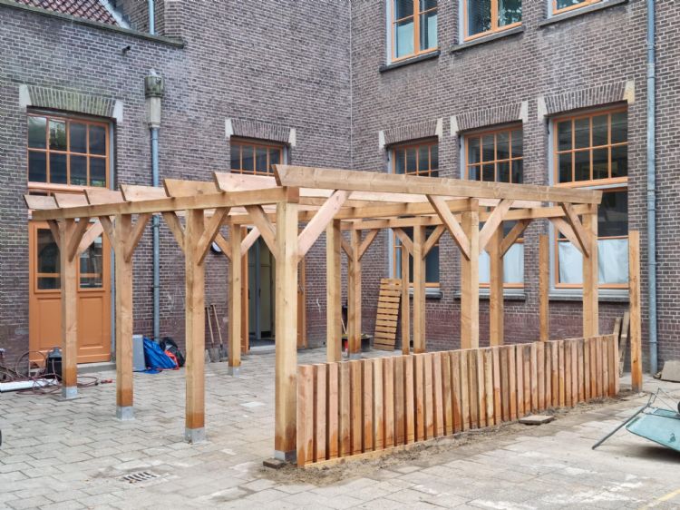De bouw van de pergola is afgerond De bouw van de pergola is afgerond