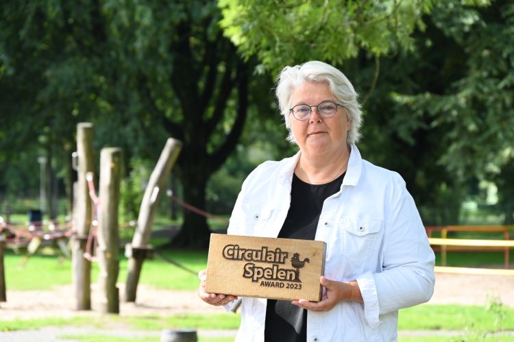 Wethouder duurzaamheid en circulaire economie Klaar Koenraad van de gemeente Roosendaal: 'Wij delen als gemeente het gedachtegoed van deze speelplek.' Wethouder duurzaamheid en circulaire economie Klaar Koenraad van de gemeente Roosendaal: 'Wij delen als gemeente het gedachtegoed van deze speelplek.'