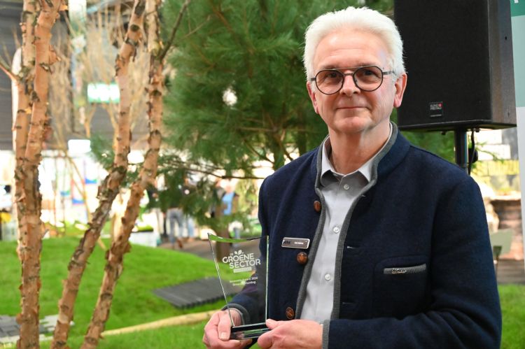 Rob Addink van Bera: 'Watergeven van onderaf is beter, hiermee weten wij waterbesparingen te realiseren van wel 80%.' Rob Addink van Bera: 'Watergeven van onderaf is beter, hiermee weten wij waterbesparingen te realiseren van wel 80%.'